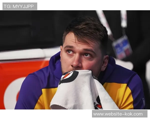 湖人缺少詹姆斯状态低迷半场落后马刺5分东契奇表现出色贡献22分